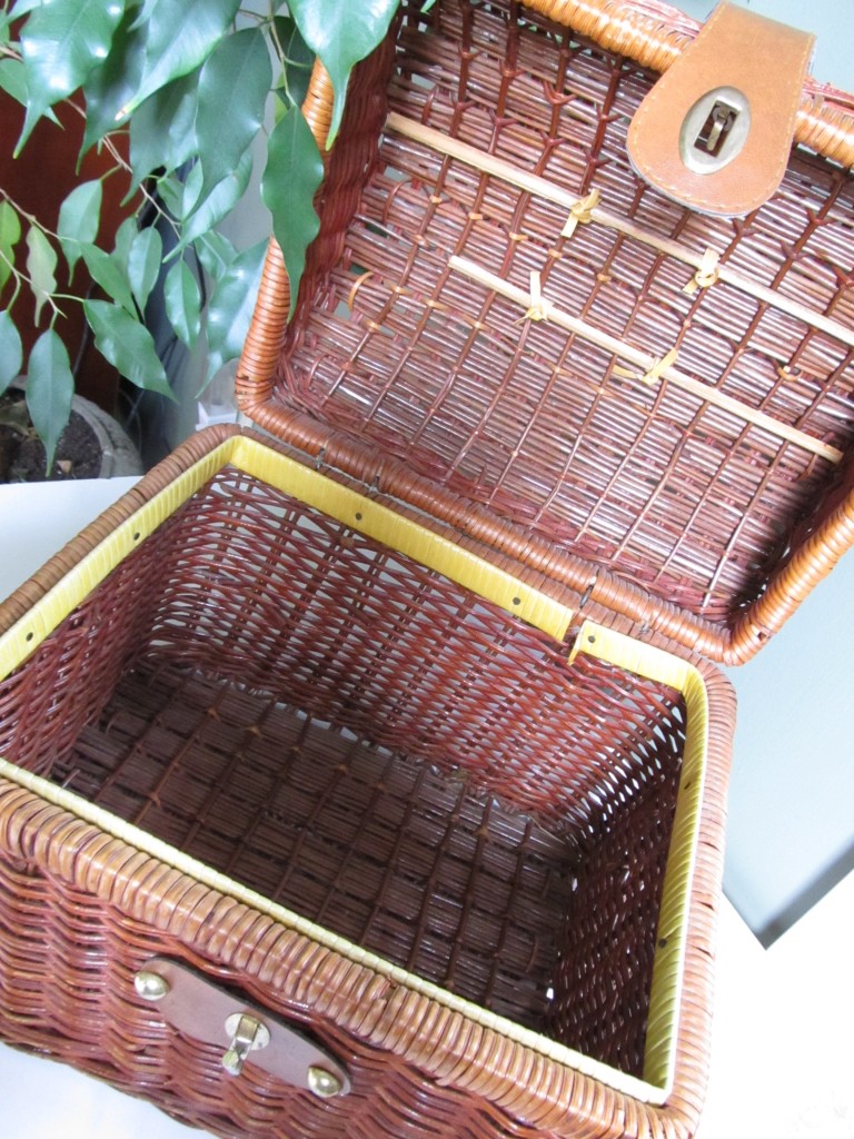 Photo 1 Plain Basket interior